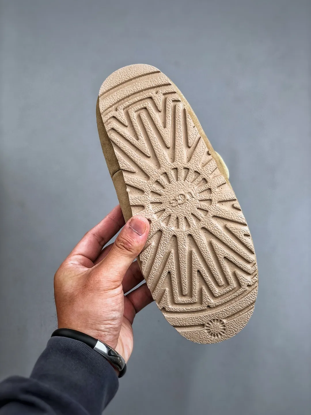 Local self-pickup 💰520 supports store release. The best-selling model on the entire network at the end of the year, UGG Mary Jane Mule slippers, 1.5CM thin sole, women's model, Xiaohongshu hot model, produced by a major foreign trade factory in Guangzhou, from toe to insole, real sheep fur, independent outer box packaging, craftsmanship, different from any version on the market, 1.5Ccm thin sole, independent original development of outsole, cashmere insole, keeping warm in winter, going out, and a very suitable choice for home use. This year uug launches a style series Partly catered to the preferences of young consumers, it has also moved to the forefront of fashion trends. Shoe body material: suede upper, 17mm UGGPURE™ implanted wool insole, lightweight non-slip and comfortable rubber outsole, with brand LOGO and trademark, with full packaging Size: 35-40